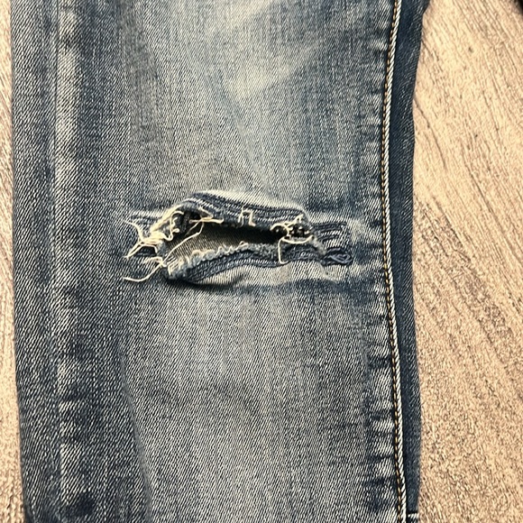 Mens MNML skinny stretch denim with zippered bottoms and knee slits. Size 31 - Picture 3 of 4